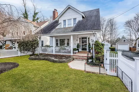 31 Jacobson Ave, Huntington, NY 11743