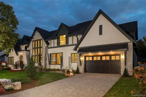 4 Autumn Ln, Saratoga Springs, NY 12866