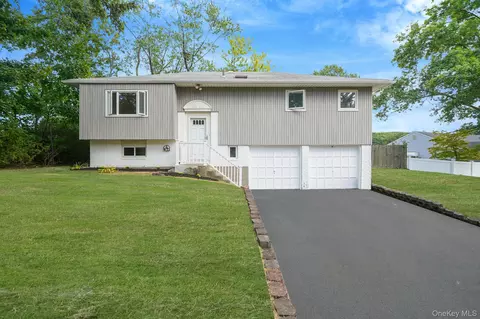 10 Elayne Ct, Smithtown, NY 11787