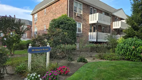30 Daley Pl #146, Lynbrook, NY 11563