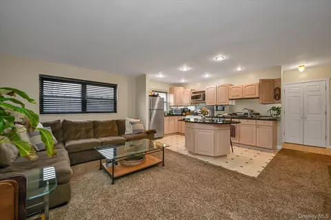 25 Elizabeth St #2F, Farmingdale, NY 11735