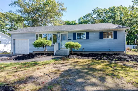 1139 Waverly Ave, Farmingville, NY 11738
