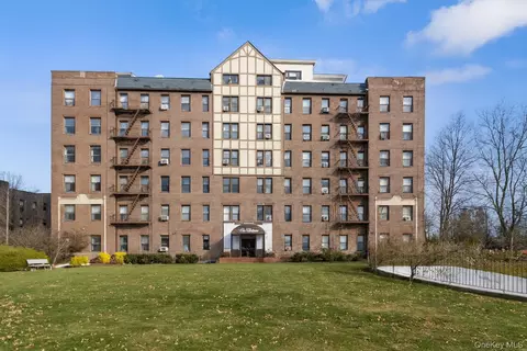 37 Brompton Rd #3D, North Hempstead, NY 11022