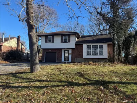 11 Marsha Ln, Brentwood, NY 11717