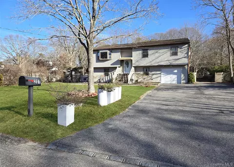207 N Evergreen Dr, Selden, NY 11784