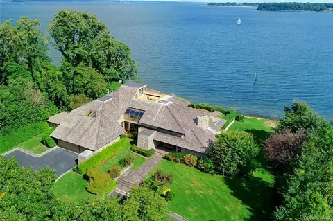 15 Gatsby Ln, North Hempstead, NY 11024
