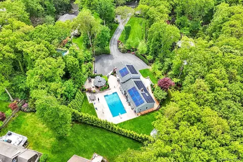 69 Bankside Dr, Centerport, NY 11721