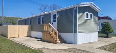 86 Lincoln Ave, Holbrook, NY 11741