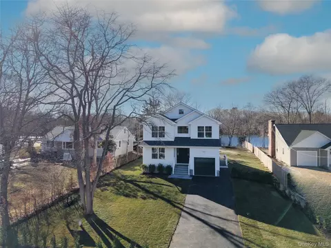 909 Ostrander Ave, Riverhead, NY 11901