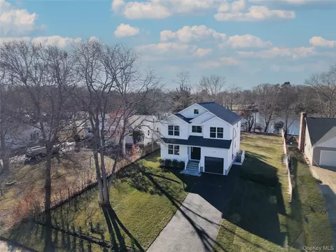 909 Ostrander Ave, Riverhead, NY 11901