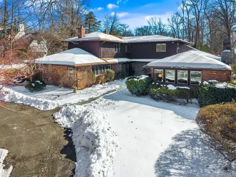20 Henhawk Rd, North Hempstead, NY 11024