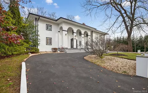 369 Vanderbilt Pkwy, Dix Hills, NY 11746