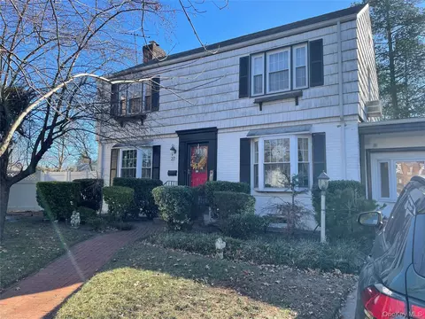 27 Birch Ln, Valley Stream, NY 11581