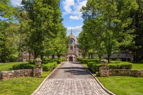 8 Serenite Ln, Syosset, NY 11791