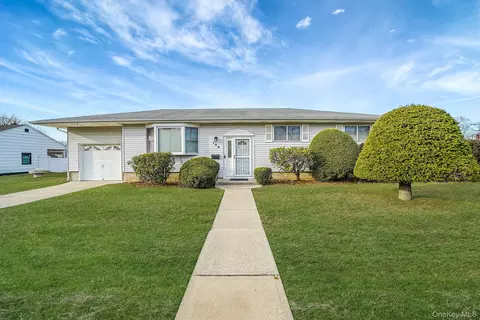 126 W 3rd St, Deer Park, NY 11729