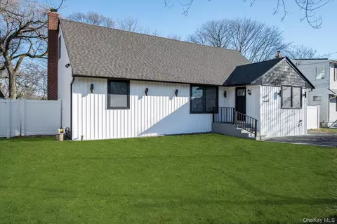 41 Embargo Pl, North Babylon, NY 11703