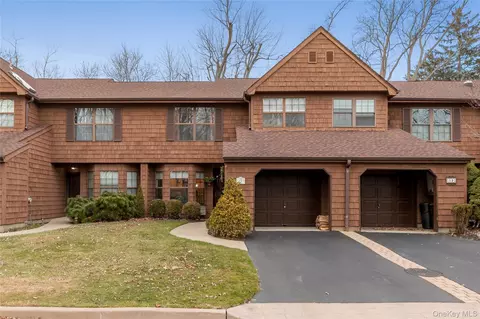 17 Sutton Pl, Islip, NY 11751
