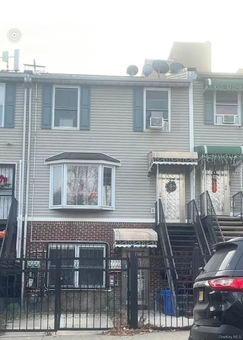 674 Saint Marys St, New York, NY 10454