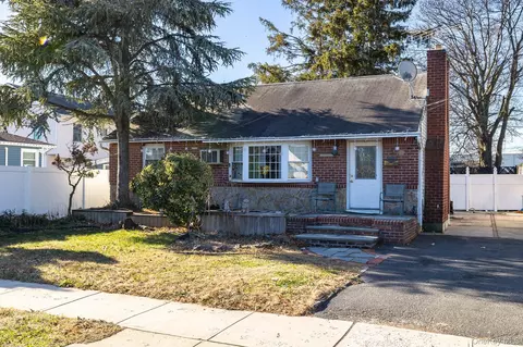 5 Gardner Ave, Hicksville, NY 11801