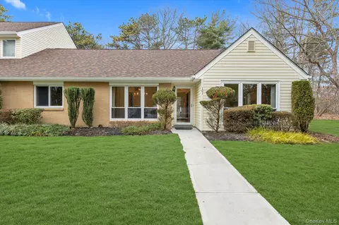 101 Dari Dr, Holbrook, NY 11741
