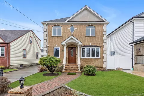 203 Pershing Pkwy, North Hempstead, NY 11501