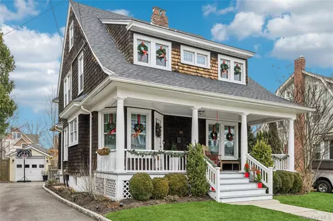 27 Hewlett Ct, Babylon, NY 11702
