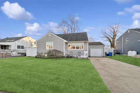 14 Blanchard St, West Babylon, NY 11704