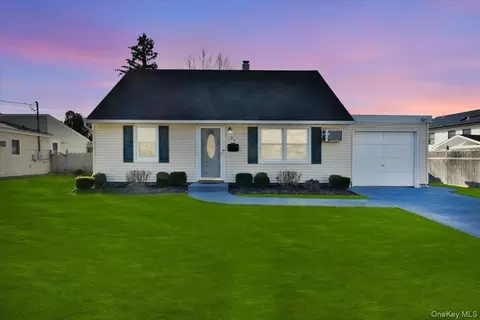 27 Seaton St, Massapequa, NY 11758