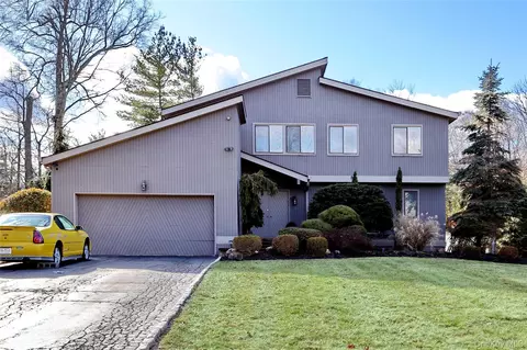 7 Pecan Valley Dr, Clarkstown, NY 10956