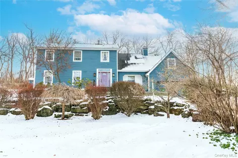 6 Coach Lantern Dr, East Fishkill, NY 12533