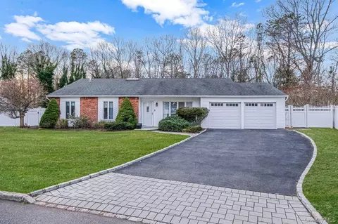 32 San Rafael Ave, Holbrook, NY 11741