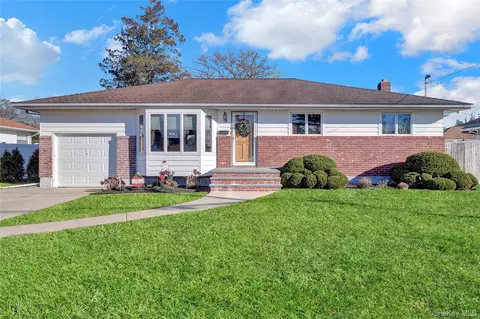 607 Saint George Ave, North Babylon, NY 11703