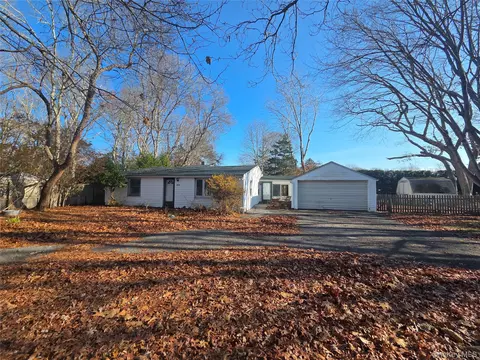 30 Matthews Dr, Speonk, NY 11972