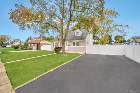 2737 Sheila Ct, East Meadow, NY 11554