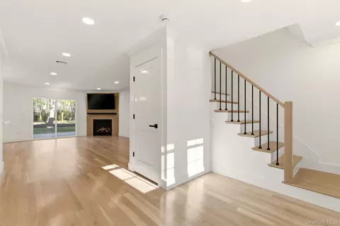 11 Plantation Dr, Hauppauge, NY 11788