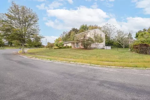 132 Neptune Dr, Monroe, NY 10950