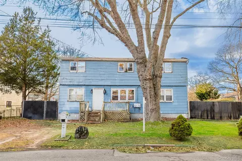 6 Sportsman Ct, Shirley, NY 11967