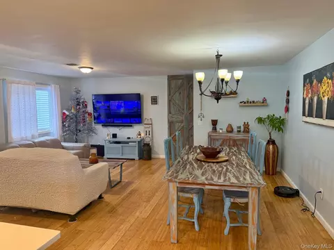 129 Nassau Ln, Island Park, NY 11558