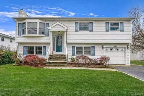 154 Woodrow Pkwy # A, West Babylon, NY 11704