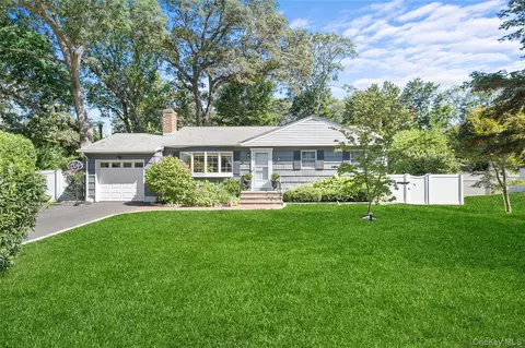 5 Magnolia Ln, Miller Place, NY 11764