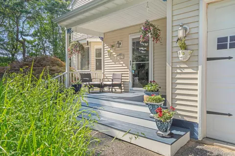 20 Deborah Dr, Westhampton Beach, NY 11978