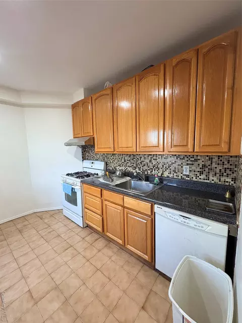 4037 77 St #5F, New York, NY 11373