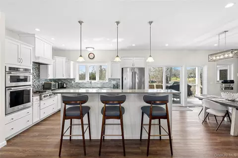 2280 Deep Hole Dr, Mattituck, NY 11952