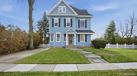 40 Meadow St, Garden City, NY 11530
