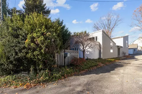 1 Franklin Rd, North Hempstead, NY 11024