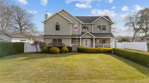 85 S Dunton Ave, Brookhaven, NY 11772