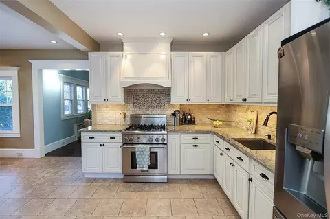 35 Francis Ter, Glen Cove, NY 11542