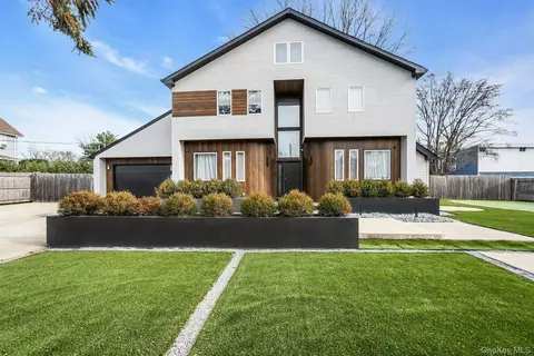 3 Maple St, Glenwood Landing, NY 11547