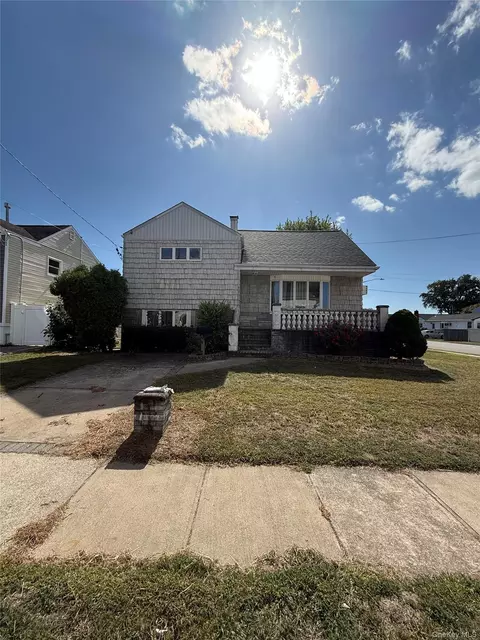 49 Noble St, North Babylon, NY 11703