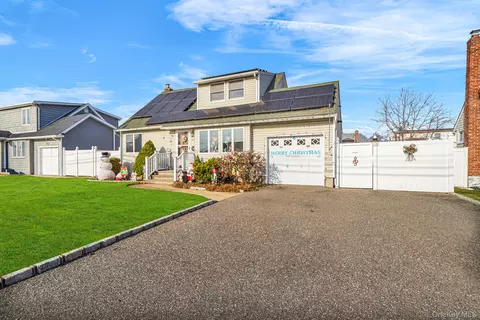 386 33rd St, Lindenhurst, NY 11757